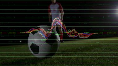 Futbolcu sahada topa vuruyor, dalga biçimi tepeye ulaşıyor ve top yuvarlandıktan sonra yerleşiyor. Atletik, performans, hareket, enerji, dijital, spor, teknoloji