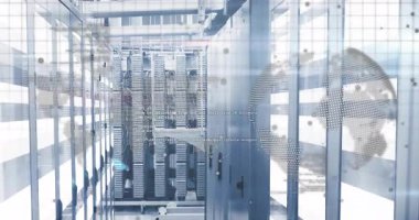 Sunucu koridorunun açılışında zayıf noktalar küre oluştururken veri sürüklenmesi veri işlemeyi görselleştiriyor. Gelecekçi, teknoloji, altyapı, siber, ağ, yenilik, yüksek teknoloji