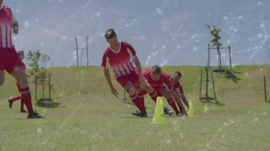 Antrenör sinyali alıyorum, altı oyuncu külahları yarıp geçiyor, spor antrenmanı için konileri vuruyorlar. Sporcular, çeviklik, spor, eğitim, takım çalışması, canlı, dinamik