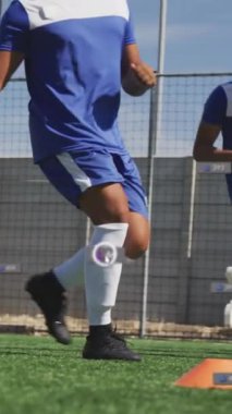 Sahadaki çeşitli futbolcularla ilgili sosyal medya veri işleme animasyonları. Küresel spor, sosyal medya, hesaplama ve veri işleme kavramı dijital olarak oluşturulmuş video.