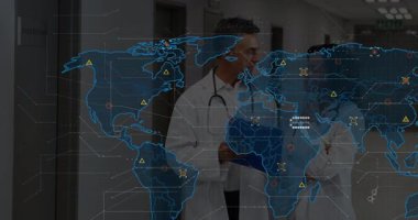 Doktorlar hastanede verileri tartışıyor. Hologram haritasını etkinleştirip şebeke hatlarıyla araştırmayı gözden geçiriyorlar. Tıbbi, teknoloji, yenilik, veri, işbirliği, fütüristik, klinik