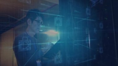 Koreli adam ofisteki tablet ekranına tıklayarak devre kaplamasını ve güvenlik kilidini büyütüyor. Teknoloji, siber güvenlik, yenilik, dijital, fütürizm, girişim, profesyonellik