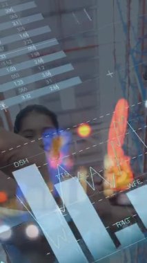 Mutlu kadın ve erkek depo çalışanları üzerinde grafik ve veri animasyonu. iş, finans, paket hizmetleri konsepti dijital olarak oluşturulmuş video.