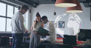 Klasörle işbirliği yapan meslektaşlar, iş görüşmelerinde tablet, dünya kaplaması azalıyor. İşbirliği, takım çalışması, yenilik, modernlik, profesyonellik, beyin fırtınası, çalışma alanı