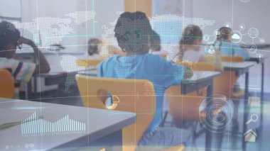 Kamera kayması, sarı giyinmiş öğrencilerin dijital çizelgelerini gösteriyor. Eğitim, teknoloji, yenilik, gençlik, ilgi çekici, modern, işbirlikçi