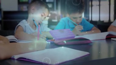 Sınıfa giren kamera öğrencilerin notlar yazdığını gösteriyor, dijital konseptleri birleştiriyor. Öğrenim, eğitim, sınıf, öğrenim, işbirliği, odak, yaratıcılık
