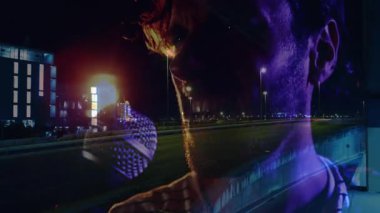 Erkek şarkıcı mikrofonu sunuyor ve gece müziğini gösteren karayolu projeksiyonuyla şarkı söylüyor. Performans, sahne, kentsel, neon, eğlence, gece hayatı, medya