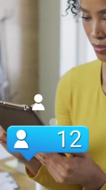 Afro-Amerikan iş kadınının ofisindeki ikonlar ve veri işleme animasyonu. Küresel iş, finans, hesaplama ve veri işleme kavramı dijital olarak oluşturulmuş video.