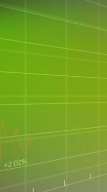 Yeşil arka planda finansal veri işleme animasyonu. Küresel iş, bağlantılar, hesaplama ve veri işleme kavramı dijital olarak oluşturulmuş video.