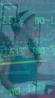 Ofisteki çeşitli iş adamları üzerinde finansal veri işleme animasyonu. Küresel finans, iş, bağlantılar, hesaplama ve veri işleme kavramı dijital olarak oluşturulmuş video.