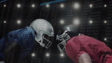 Işıklar altında karşılaşan futbolcular analitik için mavi çubukla parşömen verilerini örtüyorlar. Sporcular, rekabet, fütüristik, dijital, yoğunluk, strateji, esport