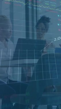 Çeşitli erkek ve kadın meslektaşların günlük toplantılarda tartıştıkları veri işleme animasyonları. Dijital arayüz, takım çalışması, iş, ofis, ağ ve iletişim, dijital olarak oluşturulmuş video.