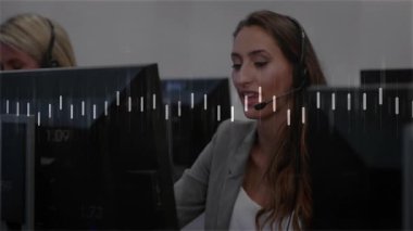 Çağrı merkezi ajanının kulaklığa konuşması, parmaklıkları etkinleştirmesi, arama verilerini görselleştirmek için grafiğe dönüşmesi. Profesyonel, iletişim, teknoloji, veri, analitik, işyeri, modern