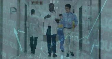 Hastane koridoruna giren doktorlar, olay yerini kaplayan sağlık verilerini gösteren tabletleri inceliyorlar. Tıbbi, takım çalışması, profesyonel, modern, analitik, klinik, teknolojik