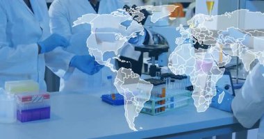 Laboratuvarın üzerindeki dünya haritası, bilim adamlarını laboratuvar araştırmaları için pipetleme, karıştırma ve izleme örneklerine yönlendiriyor. Küresel işbirliği, bilimsel araştırma, laboratuvar analizi, moleküler biyoloji, biyobilim, takım çalışması, yenilik