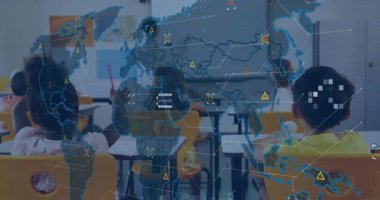 Çocuklar el kaldırırken öğretmenler coğrafya dersi için hologram haritasını aktifleştiriyor. Eğitim, sınıf, dijital, etkileşimli, öğrenme, öğrenciler, teknoloji
