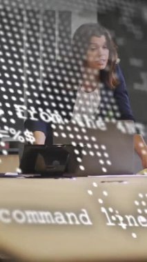 Dünya haritasının animasyonu ve iş adamlarının dizüstü bilgisayarı kullanarak veri işlemesi. Küresel iş, finans, bağlantılar, ağlar ve veri işleme kavramı dijital olarak oluşturulmuş video.