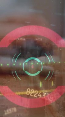 İş kadını bir kafede dizüstü bilgisayarını kullanıyor, masada bir fincan kahveyle. Küresel iletişim eğitimi ve öğrenim kavramı dijital olarak oluşturulmuş video.