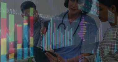 Tıbbi profesyonel tıkaç tableti ve hasta ziyareti sırasında çizgi ve çizgi çizelgelerini gösteriyor. Sağlık, tanı, dijital, işbirliği, profesyonellik, analitik, yenilik