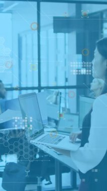 Ofisteki çeşitli iş adamları üzerinde veri işleme animasyonu. Küresel iş ve dijital arayüz kavramı dijital olarak oluşturulmuş video.