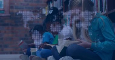 Altı sınıf arkadaşı okul kütüphanesinde okurken, dünya haritası çocukları ele veriyor. Çocuklar, okur yazarlık, eğitim, kütüphane, okuma, çeşitlilik, öğrenme