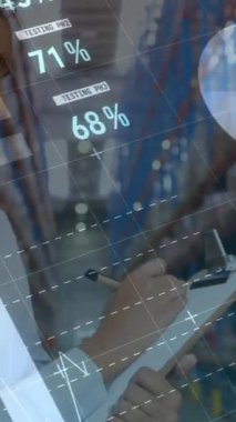 Depodaki panoya yazı yazan kadının veri işleme animasyonu. küresel sevkiyat, dağıtım ve veri işleme kavramı dijital olarak oluşturulmuş video.