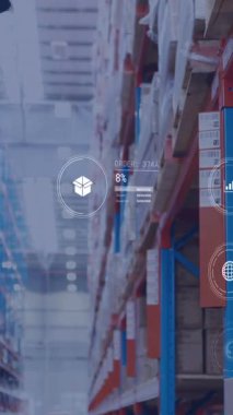 Depoda kutu taşıyan beyaz erkek işçilere karşı veri işleme animasyonu. Gelecekteki tedarik zinciri ve lojistik ağ işi kavramı