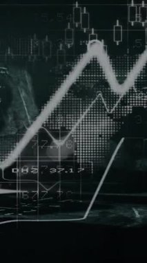 Grafiklerin, haritanın ve matematiksel denklemin animasyonu ve siyah arkaplana karşı diyagramlar. Dijital olarak üretilmiş, hologram, rapor, iş, küresel, formüller ve eğitim kavramı.