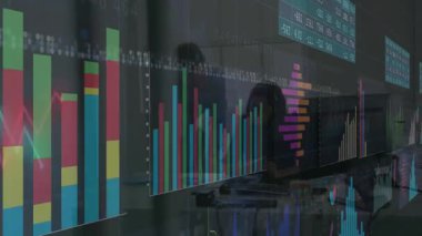 Kadın analiz ederken ve adam raporları işaret ederken, kamera mali tablolarda çalışma alanını gösteriyor. Analizler, veri görselleştirme, takım çalışması, kurumsal, profesyonel, modern, strateji