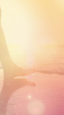 Sahilde yaz aylarında, arka planda hipnotik hareketlerle hareket eden birden fazla parıldayan ışık noktasıyla yürüyen kadın animasyonu. Tatil rahatlatıcı ve sakin konsept dijital olarak oluşturulmuş görüntü.