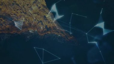 Sahil boyunca yükselen ağ düğümleri ve çizgiler dijital füzyon gösterilerek tutulan küreyi oluşturuyor. Geometrik, teknoloji, fütüristik, soyut, yenilik, bağlantı, dijital