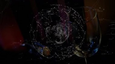 Başlangıçta, şarap kadehinin parıltısını yansıtırken verileri gösteren dijital ağ küresini oluşturur ve döndürür. Holografik, fütüristik, teknoloji, soyut, yenilik, örüntü, ambians