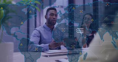 Adam tableti araklıyor dünya haritası ile veri sunuyor iş görüşmesinde mühür anlaşmasında. Şirket, takım çalışması, teknoloji, yenilik, iletişim, analiz, strateji