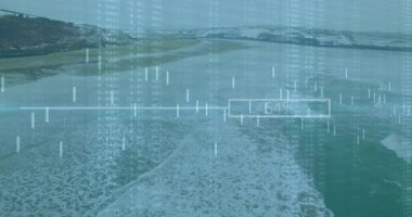 İnsansız hava aracı plajın üzerinde geziniyor. HUD kaplaması başlatılıyor. İlerleme çubuğunun izleme için% 100 'e çıktığını gösteriyor. Hava, manzara, teknoloji, analitik, okyanus, bulutlar, veri görselleştirmesi