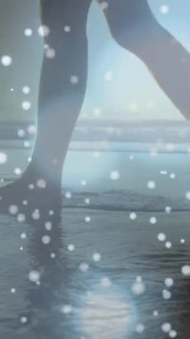 Sahilde yürüyen bir kadının alçak kesimine karşı parlayan mavi noktalar. Aşk ve ilişki kavramı