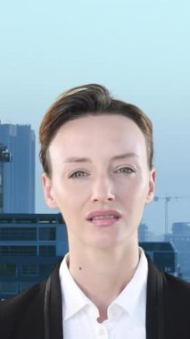 Yüksek binaların hava manzarasına karşı düşünceli beyaz iş kadınının birleşik görüntüsü. Küresel ağ ve iş teknolojisi kavramı