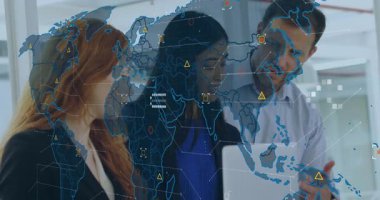 Dünya haritasını başlatan dizüstü bilgisayara yaslanan ekip teknolojide altıgenler üçgenler çiziyor. İşbirliği, veri görselleştirme, kurumsal, analitik, dijital arayüz, takım çalışması, yenilik