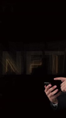 Altıgenlerde Nft üzeri Nft 'in animasyonu. Beyaz iş adamının akıllı telefon kullanması. dijital kaynaklar ve teknoloji konsepti dijital olarak oluşturulmuş video.