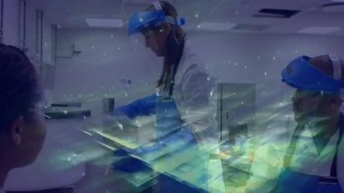 Önde gelen bilimadamı tepsiyi kaldırıyor ve laboratuarda inceleme için saydam sayfaları tarıyor. Araştırma, yenilik, teknoloji, kesinlik, işbirliği, deney, bilimsel