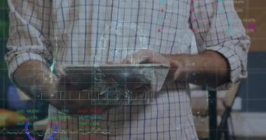 Adam odaya girip tableti kaldırıyor ve tıkırdatıyor, finans tablolarını ortaya çıkarıyor, holografik kilit vuruyor. Yenilik, teknoloji, veri görselleştirme, siber güvenlik, dijital arayüz, iş dünyası, fütüristik