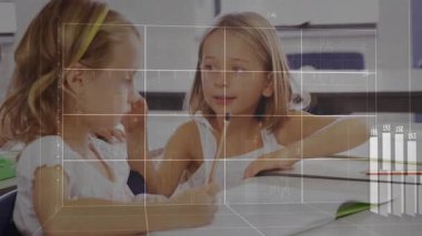 Kalem kaldıran sağ öğrenci 3 boyutlu çizelgeleri çalıştırarak sınıf arkadaşına görüntü kaybolana kadar rehberlik ediyor. Çocuklar, eğitim, öğrenme, dijital, görselleştirme, sınıf, takım çalışması