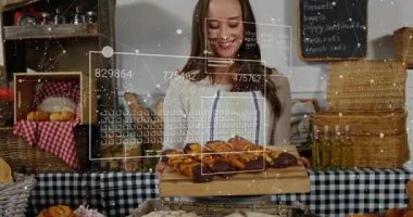 Pastane görevlisi ahşap pasta tepsisini kaldırıyor ve satış ölçümleri için dijital kaplamayı etkinleştiriyor. Esnaf, perakende, teknoloji, ticari, sıcak, yenilikçi, gurme