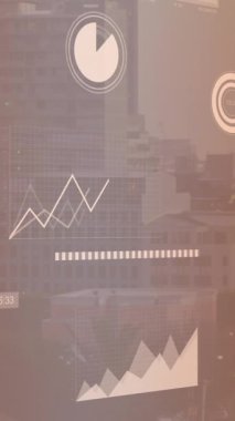 Şehir manzarası üzerindeki diyagramların veri işleme animasyonları. Küresel iş, teknoloji ve dijital arayüz kavramı dijital olarak oluşturulmuş video.