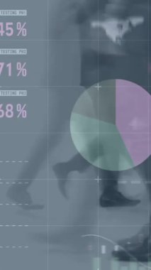 Yürüyen iş adamları üzerinde finansal veri işleme animasyonu. küresel finans, iş ve dijital arayüz kavramı dijital olarak oluşturulmuş video.