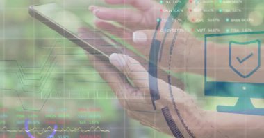 Kadının elleri bahçede tableti tıkırdatıyor. Titreşimli grafikler ve kalkan ikonu ile UI 'yi etkinleştiriyor. Teknoloji, fintech, veri görselleştirme, kullanıcı arayüzü, dijital güvenlik, mobil cihaz, yenilik