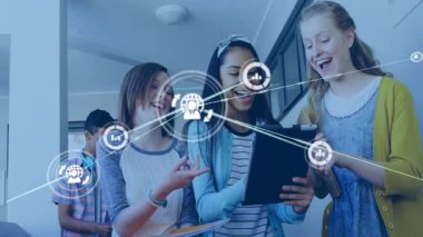 Okuldaki üç kız tableti tıklayarak veri tablosu ve genişleyen ağla dünyayı aktifleştiriyor. Teknoloji, eğitim, yenilik, bağlantı, takım çalışması, gençlik, dijital