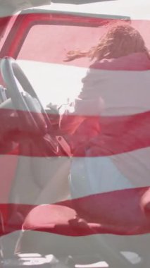 Beyaz kadının plajda arabadan inmesi üzerine Amerikan bayrağı animasyonu. Amerikan vatanseverliği, çeşitlilik ve tatil konsepti dijital olarak oluşturulmuş video.