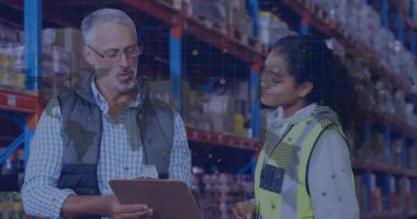 Denetmen depo çalışanına gidiyor ve envanterlere rehberlik etmek için panoyu işaret ediyor. Lojistik, tedarik zinciri, operasyonel, endüstriyel, takım çalışması, iletişim, verimlilik