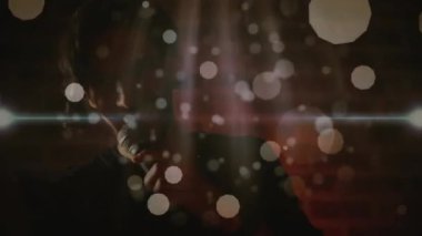 Şarkıcı mikrofonu ağza kaldırıyor ve Bokeh 'li tuğla duvara karşı müzik performansı sergiliyor. Performans, ışıklandırma, ambiyans, sahne, sanatçılık, duygu, spot ışıkları