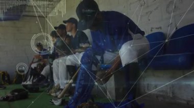 Yakalayıcı takım arkadaşlarıyla maçtan önce beysbol kulübesinde emniyet kemerlerini bağlıyor. Sporcular, spor kıyafeti, takım ruhu, kurumsal, dinamik, yoldaşlık, hazırlık